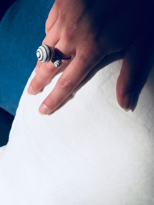 stripes large ball finger ring narrow