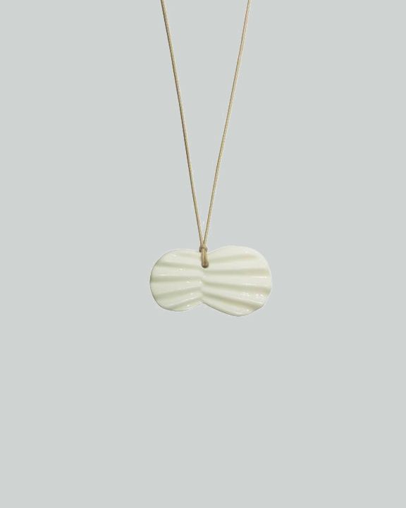pleats necklace beige