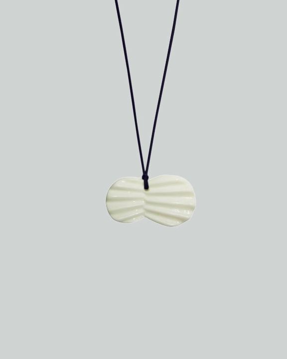 pleats necklace navy