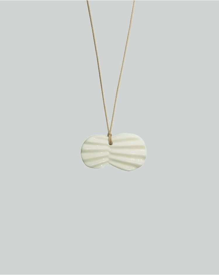 pleats halsband beige