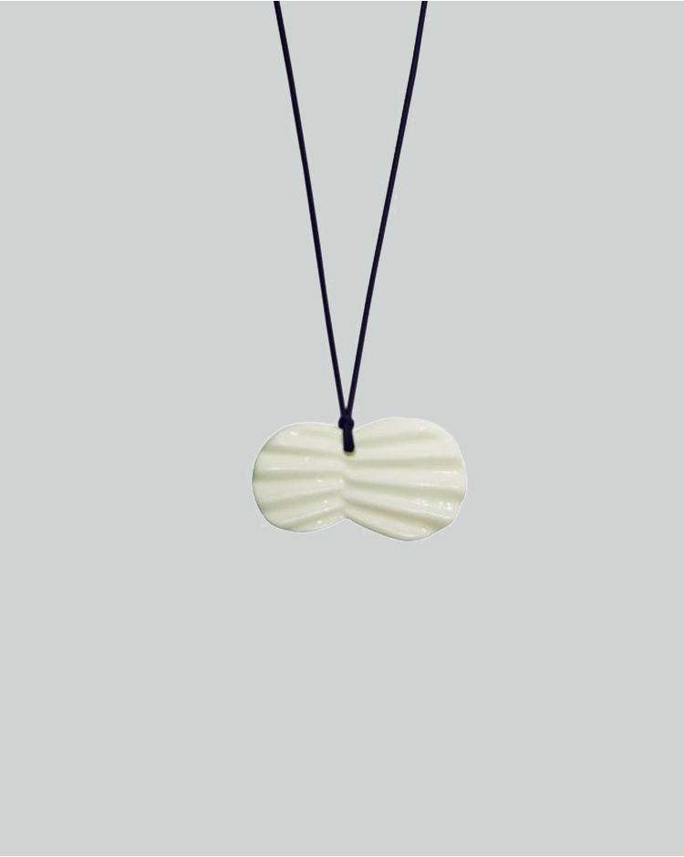 pleats collier marine